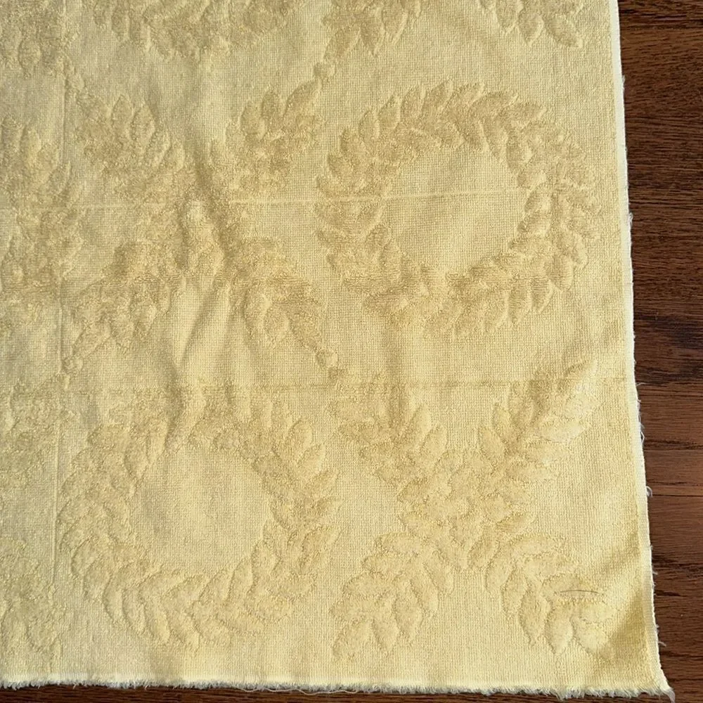 Vintage mid century yellow bath towel with raised wreath &‎ leaf design